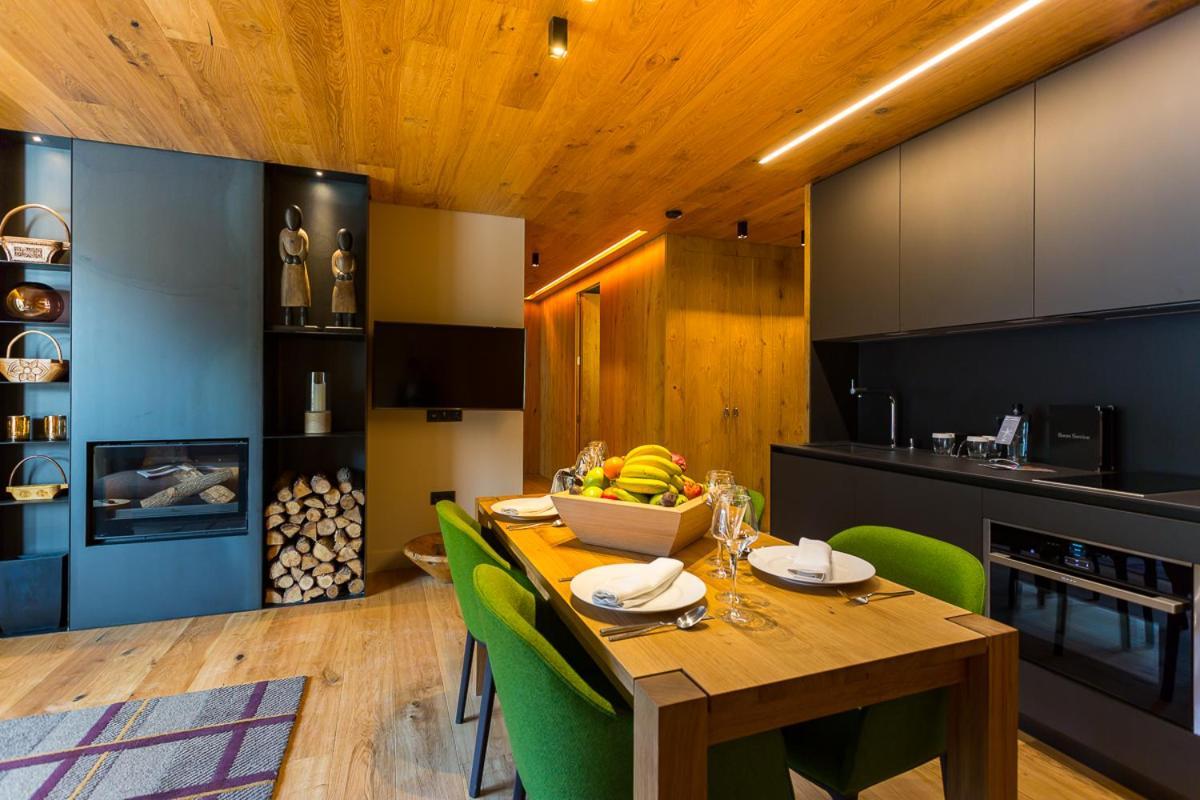 Apartment with Mountain View